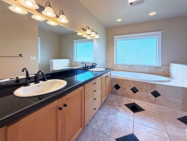 Building Photo - 520 Honeysuckle Ln