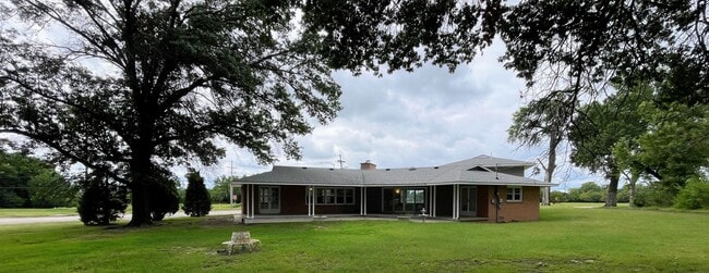 Building Photo - Spacious 2-Bed 1-Bath House