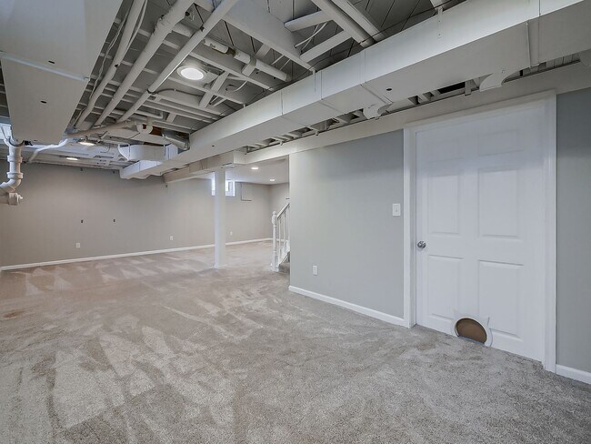 Building Photo - AVAILABLE NOW! Spacious 4-Bed Gem in the Heart of Clawson!