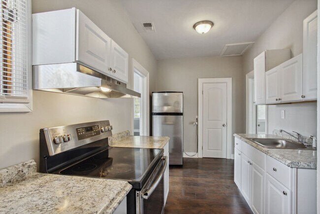 Building Photo - Large 2BR/1BA Downtown Home Walking Distance to Forsyth Park and Daffin Park