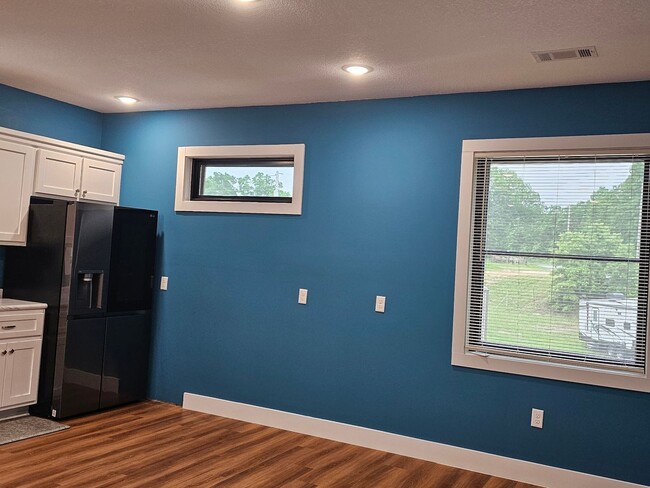 Building Photo - Move-In-Ready 1 Bedroom/1 Bathroom Executi...