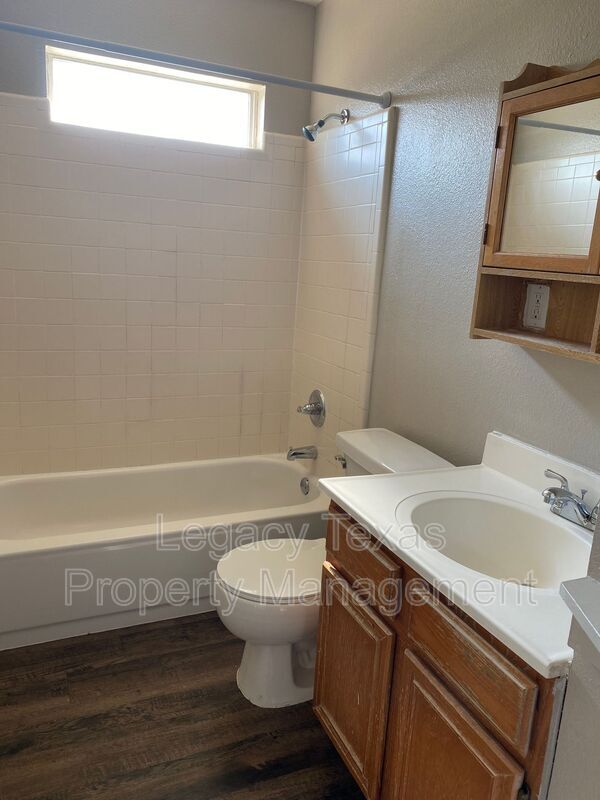Building Photo - 701 Miracle Ln