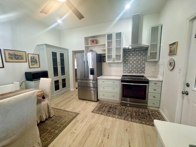 Building Photo - Charming 2 Bedroom 1 Bathroom