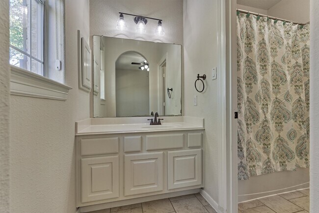 Building Photo - 23 Player Oaks Pl