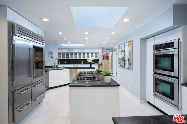Building Photo - 1166 San Ysidro Dr