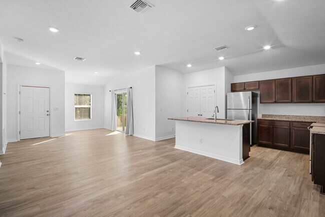 Building Photo - 341-343 Reeves St