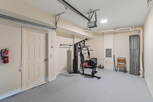 Building Photo - 250 Crestwood Cir