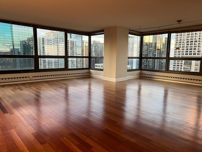 Building Photo - 360 E Randolph St