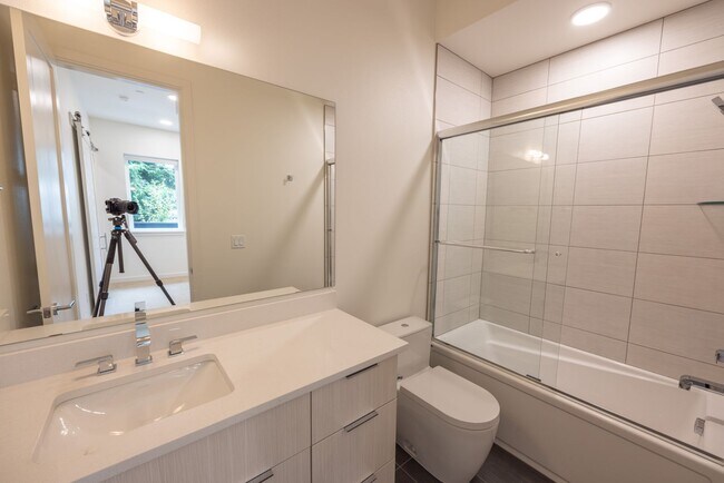 Building Photo - Riverside Townhomes - Waterfront Living in...