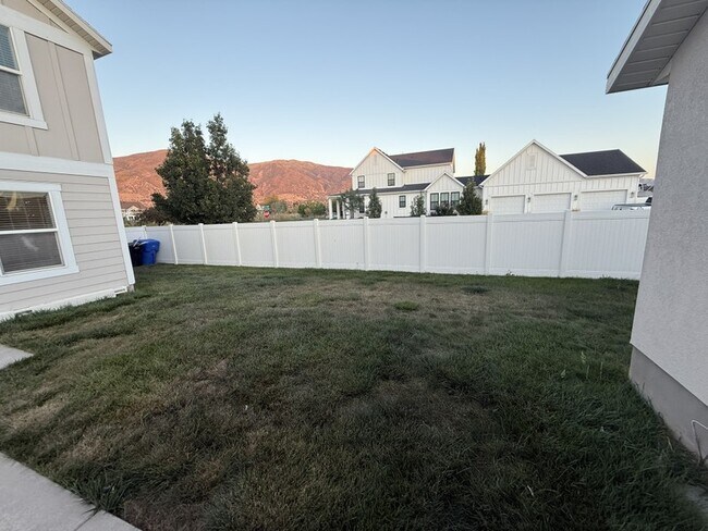 Building Photo - 1427 S Paddock Dr