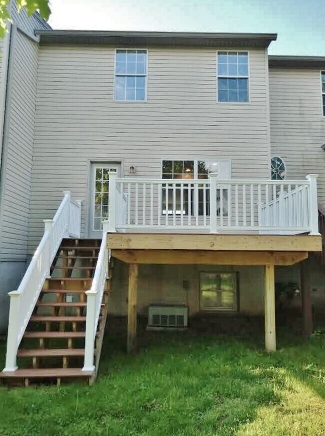 Building Photo - 3 Bed / 2 Bath Single Family Townhome