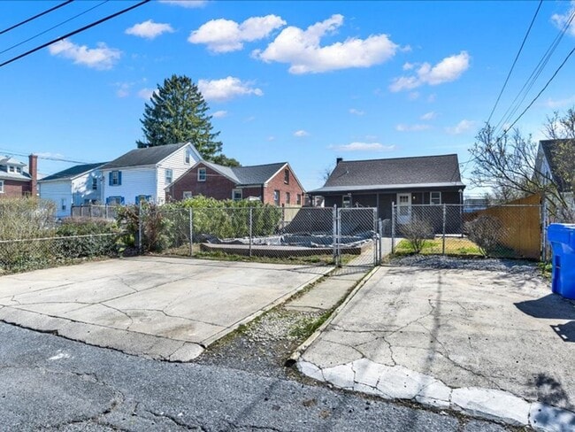 Building Photo - Coming Soon - 4 Bedroom 2 Bath - Central D...