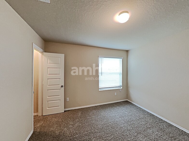 Building Photo - 747 Red Barn Bnd