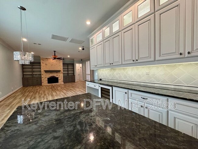 Building Photo - 2417 Creekside Cir S