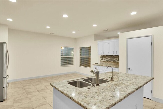 Building Photo - 3664 Vista Verde