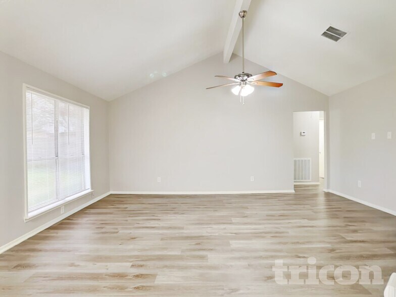 Building Photo - 7822 Breda Dr