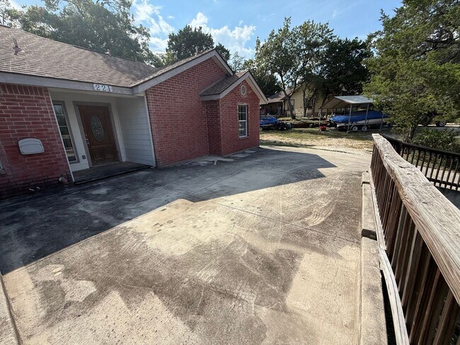 Building Photo - NEW ON MARKET