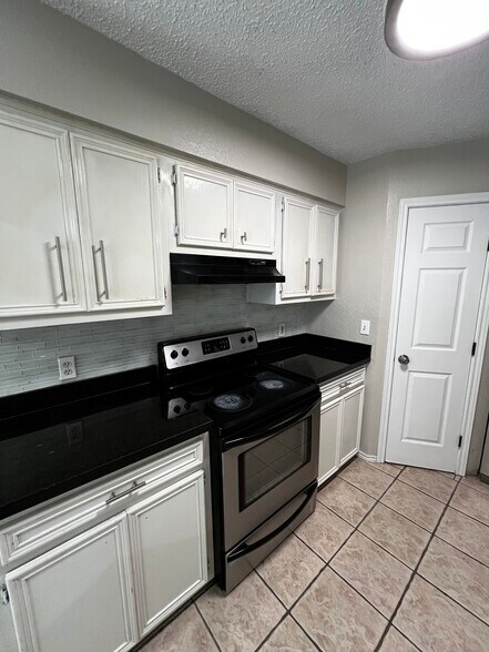 Building Photo - 3535 Warwick Glen Dr