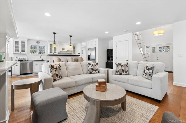 Building Photo - 10 Foxboro Rd