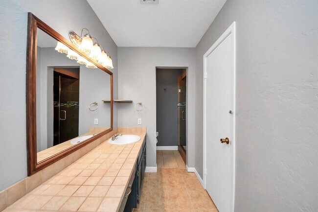 Building Photo - 9422 Val Verde St