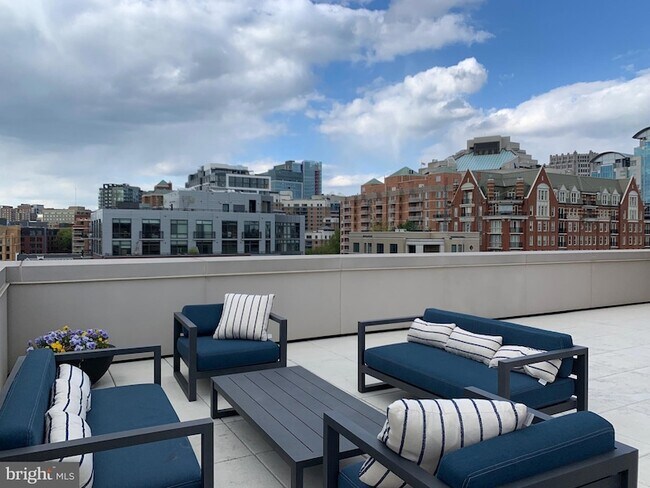 Building Photo - 4915 Hampden Ln