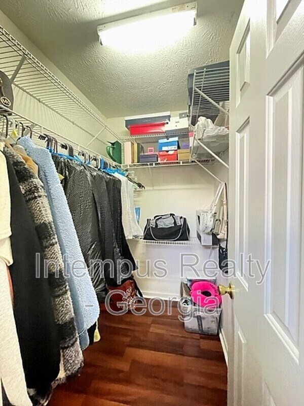 Building Photo - 238 Oak Grove Way