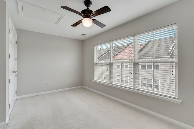 Building Photo - Spacious 4-Level Townhome with Loft in Cam...