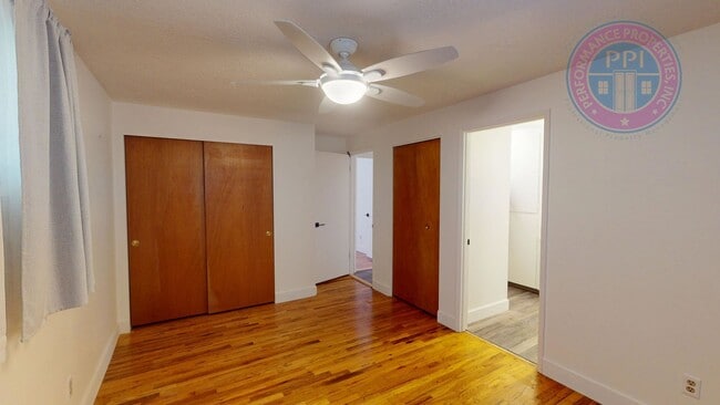 Building Photo - * DESIRABLE MILWAUKIE HOME!  A GARDENER'S ...