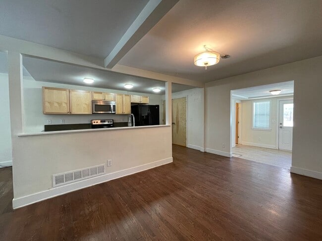 Building Photo - $0 DEPOSIT OPTION! 3 BED/2 BATH IN DELMAR PARKWAY