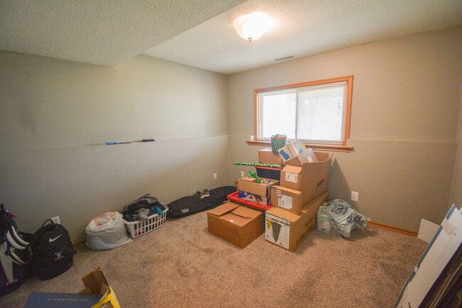 Building Photo - 4 bed 2 bed For Rent in Country Club Manor!