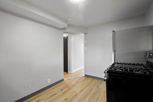 Building Photo - MOVE IN SPECIAL! SCORE HALF OFF 1ST MONTH'...