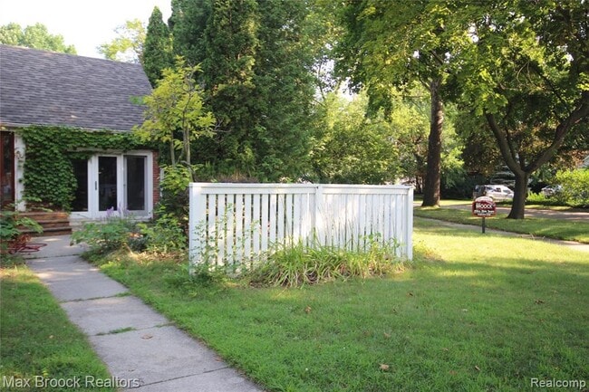 Building Photo - 702 Hendrie Blvd