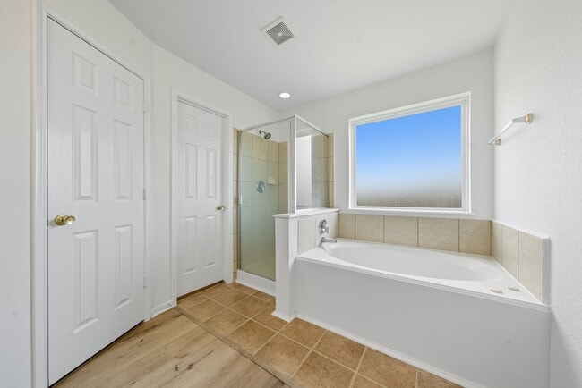 Building Photo - 14730 Fir Knoll Way