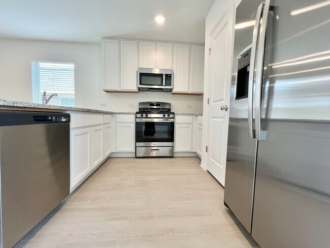 Building Photo - ?$500 OFF 1ST MONTH - Mustang School Distr...