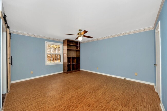 Building Photo - Spacious & Charming in Scottsboro!