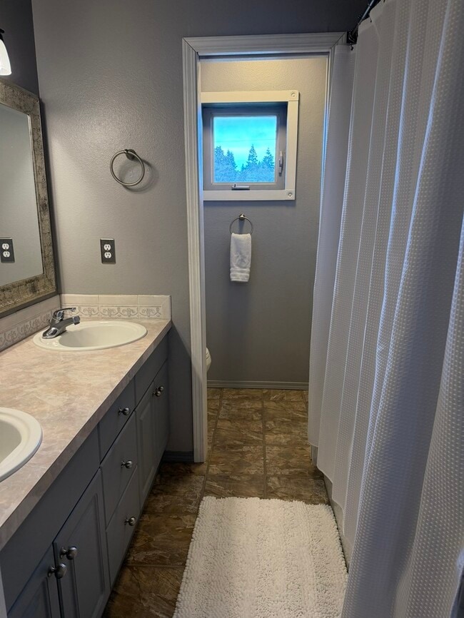 Building Photo - Amazing 3 bd Condo in Fircrest