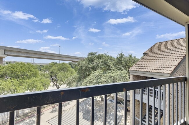 Building Photo - 8888 Tallwood Dr