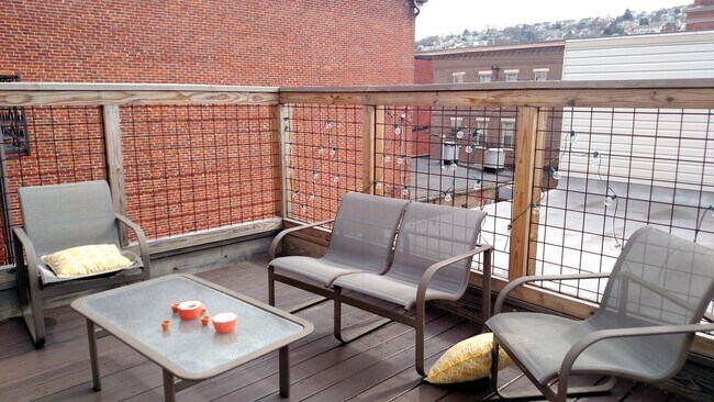 Building Photo - 2128 E Carson St