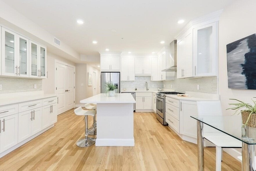 Building Photo - 37 Chelsea St