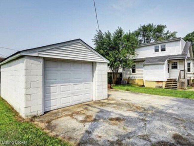 Building Photo - 644 Ervay Ave