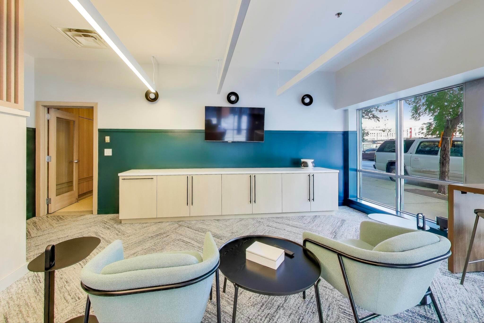 Building Photo - 933 W Van Buren St