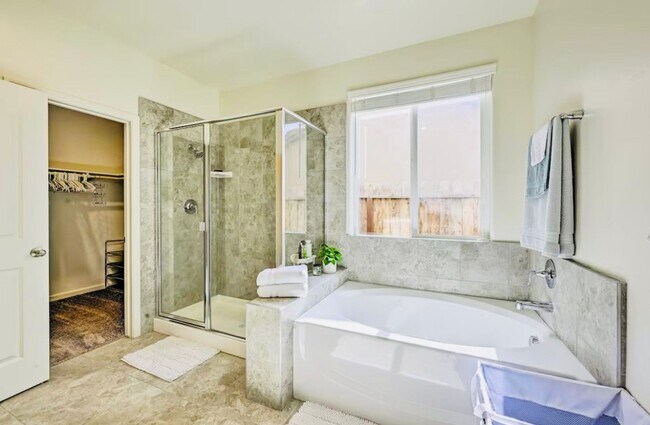 Building Photo - Beautiful Home for rent in Visalia, Ca