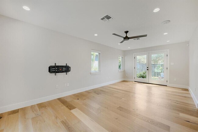 Building Photo - 5503 Wellington Dr