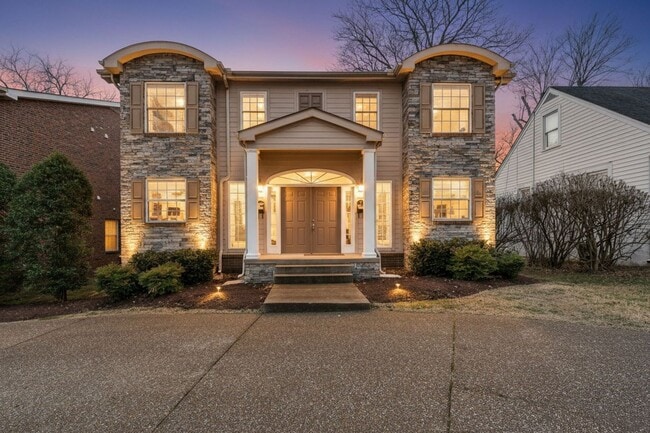 Building Photo - Awesome 2BE/2.5BA duplex Incredible location near Vanderbilt University!