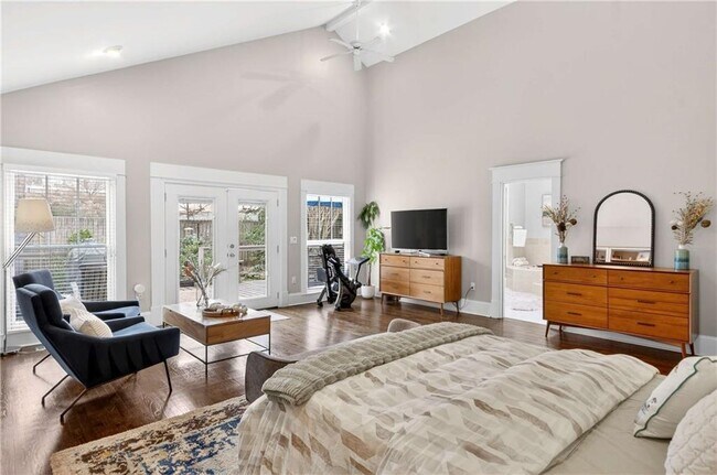 Building Photo - 865 Monroe Cir NE