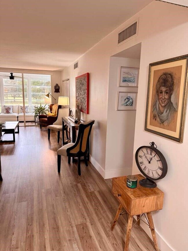 Building Photo - 2651 S Palm Aire Dr