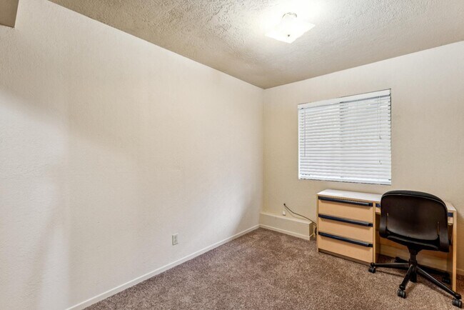 Building Photo - 725 Ivy Ln