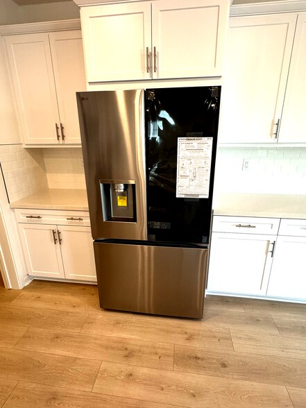 LG Refrigerator - 2288 Panama Dr