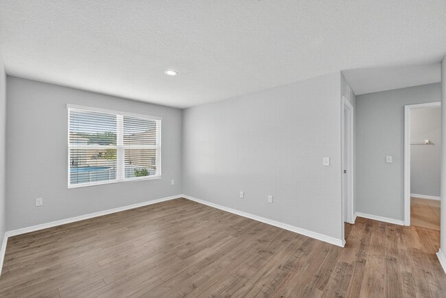 Building Photo - Stunning 5 bed/ 2 bath