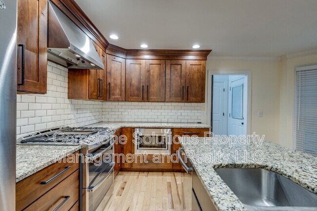Building Photo - 221 Adams Ct